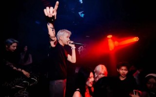 西安小厅中的天花板，西安娱乐会所不论是喝酒还蹦迪全都有