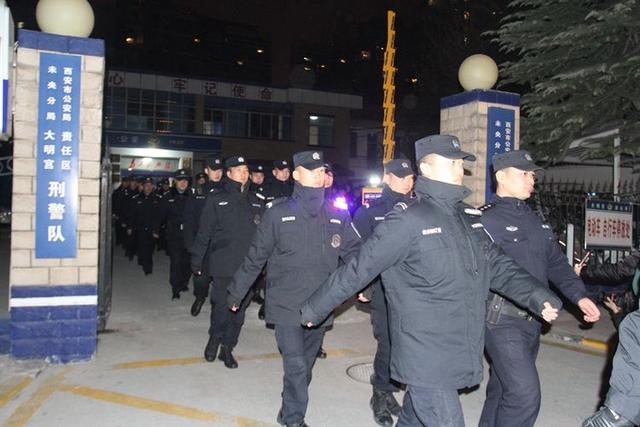 万达附近足浴按摩西安市场(未央百余名警力突击夜查万达广场周边重点场所)  第6张