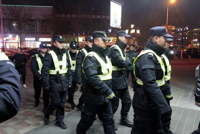 万达附近足浴按摩西安市场(未央百余名警力突击夜查万达广场周边重点场所)  第7张