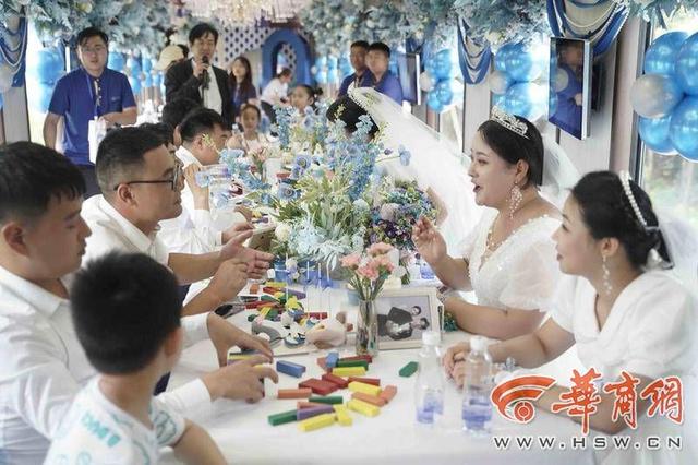 西安火车站娱乐「火车变“婚车”这趟独家定制集体婚礼太浪漫」  第6张