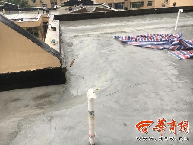 西安皇家花园老旧小区楼顶防水改造遇降雨成水帘洞  第1张