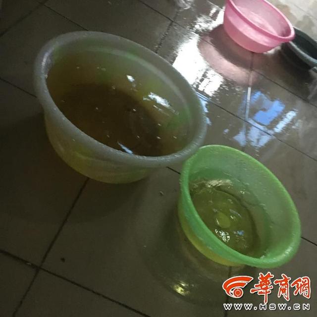 西安皇家花园老旧小区楼顶防水改造遇降雨成水帘洞  第2张