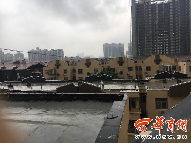 西安皇家花园老旧小区楼顶防水改造遇降雨成水帘洞  第6张