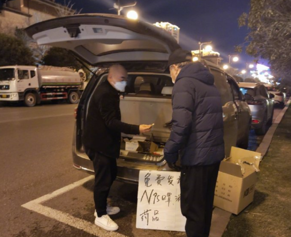 西安一男子连续三晚在路边免费发放N95口罩、布洛芬等：想帮助真正有需要的人！暖心！-第1张图片