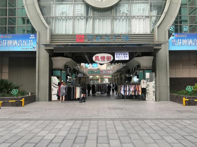 西安骡马市，到西安的骡马市步行街走一走逛一逛（西安骡马市2、骡马市和小寨衣服质量好，街上行人逐步增多）  第8张