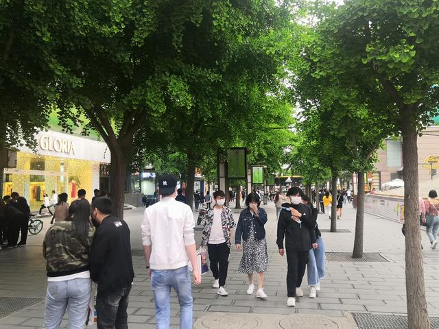 西安骡马市，到西安的骡马市步行街走一走逛一逛（西安骡马市2、骡马市和小寨衣服质量好，街上行人逐步增多）  第11张