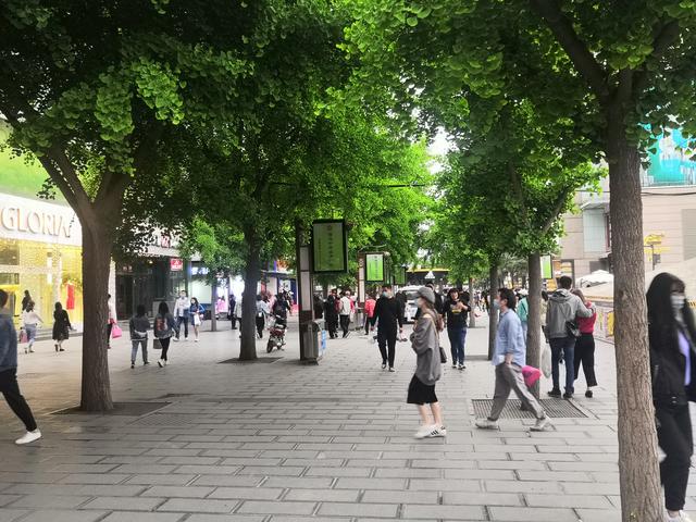 西安骡马市，到西安的骡马市步行街走一走逛一逛（西安骡马市2、骡马市和小寨衣服质量好，街上行人逐步增多）  第12张