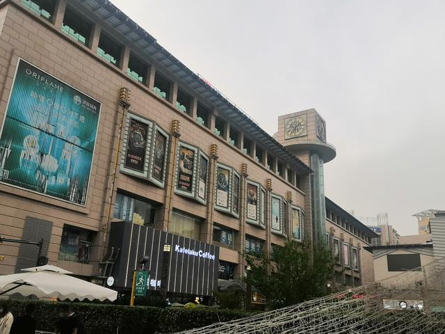 西安骡马市，到西安的骡马市步行街走一走逛一逛（西安骡马市2、骡马市和小寨衣服质量好，街上行人逐步增多）  第14张