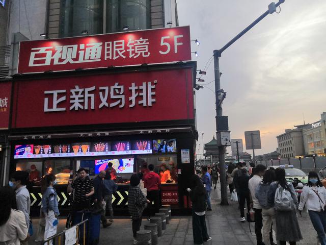 西安骡马市，到西安的骡马市步行街走一走逛一逛（西安骡马市2、骡马市和小寨衣服质量好，街上行人逐步增多）  第24张