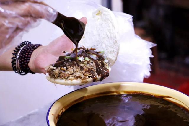 西安老鸭汤鸭肉夹馍「老鸭汤鸭肉夹馍——西安美食」  第3张