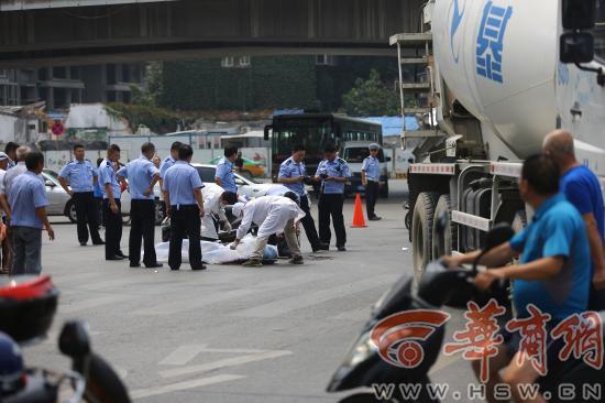 西安男子骑电动车穿马路遭水泥罐车碾轧身亡交警称身亡「男子骑电动车穿马路遭水泥罐车碾轧当场身亡」  第1张