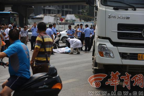 西安男子骑电动车穿马路遭水泥罐车碾轧身亡交警称身亡「男子骑电动车穿马路遭水泥罐车碾轧当场身亡」  第2张