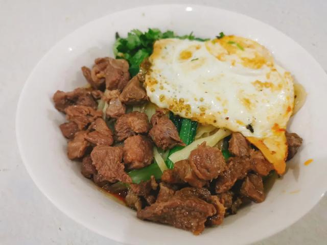 西安探店｜小五牛肉面，一碗牛肉面，一碗牛肉汤面「小五牛肉面开了26年的路边摊开了26年的路边摊，老顾客依旧带孩子吃」  第13张