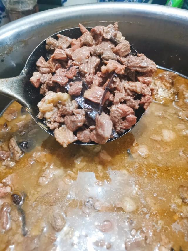 西安探店｜小五牛肉面，一碗牛肉面，一碗牛肉汤面「小五牛肉面开了26年的路边摊开了26年的路边摊，老顾客依旧带孩子吃」  第11张