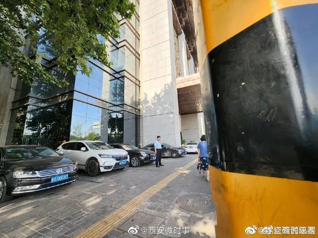 西安静湖泉温泉浴场门外看见一辆“公务用车”车牌号「西安温泉浴场门外公务车停车？纪委：正在核查」  第3张