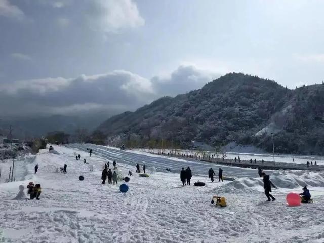 西安旅游攻略｜瑞雪红梅欢喜过年「瑞兔呈祥迎新春喜安度假休闲西安处处张灯结彩大街」  第5张