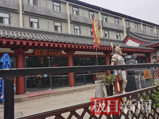 西安大雁塔景区一咖啡店宣布“永久停业”网友质疑城管卖惨「西安大雁塔咖啡店永久停业，是博同情还是真无奈卖惨？」  第5张