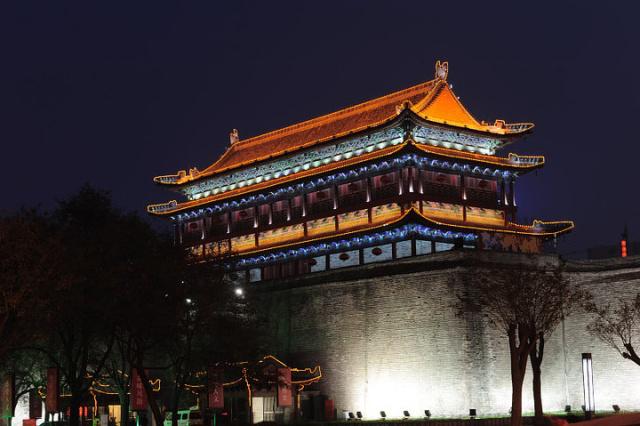 西安旅游攻略：西安休闲广场夜景「西安休闲广场夜景，2022西安舞厅营业时间不能错过」  第3张