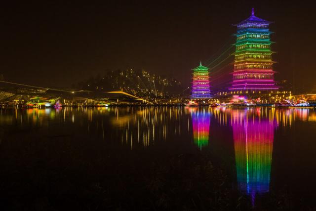 西安旅游攻略：西安休闲广场夜景「西安休闲广场夜景，2022西安舞厅营业时间不能错过」  第5张