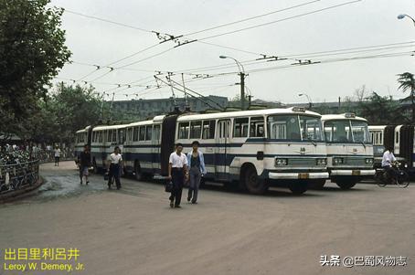 1980年西安图集中的老照片中，他出目里利吕井的名字惹的祸「1980年的西安市是什么样子的」  第9张