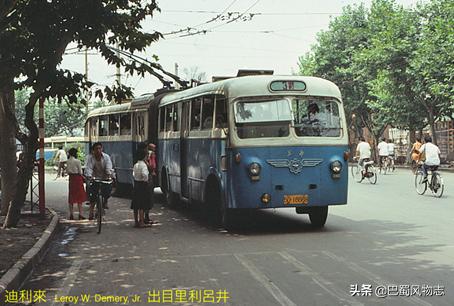 1980年西安图集中的老照片中，他出目里利吕井的名字惹的祸「1980年的西安市是什么样子的」  第11张