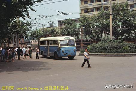 1980年西安图集中的老照片中，他出目里利吕井的名字惹的祸「1980年的西安市是什么样子的」  第13张