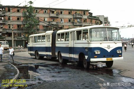 1980年西安图集中的老照片中，他出目里利吕井的名字惹的祸「1980年的西安市是什么样子的」  第23张