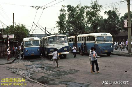 1980年西安图集中的老照片中，他出目里利吕井的名字惹的祸「1980年的西安市是什么样子的」  第26张