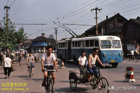 1980年西安图集中的老照片中，他出目里利吕井的名字惹的祸「1980年的西安市是什么样子的」  第31张