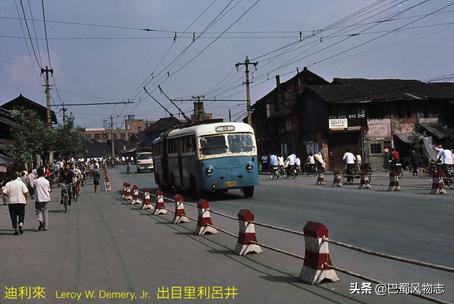 1980年西安图集中的老照片中，他出目里利吕井的名字惹的祸「1980年的西安市是什么样子的」  第30张