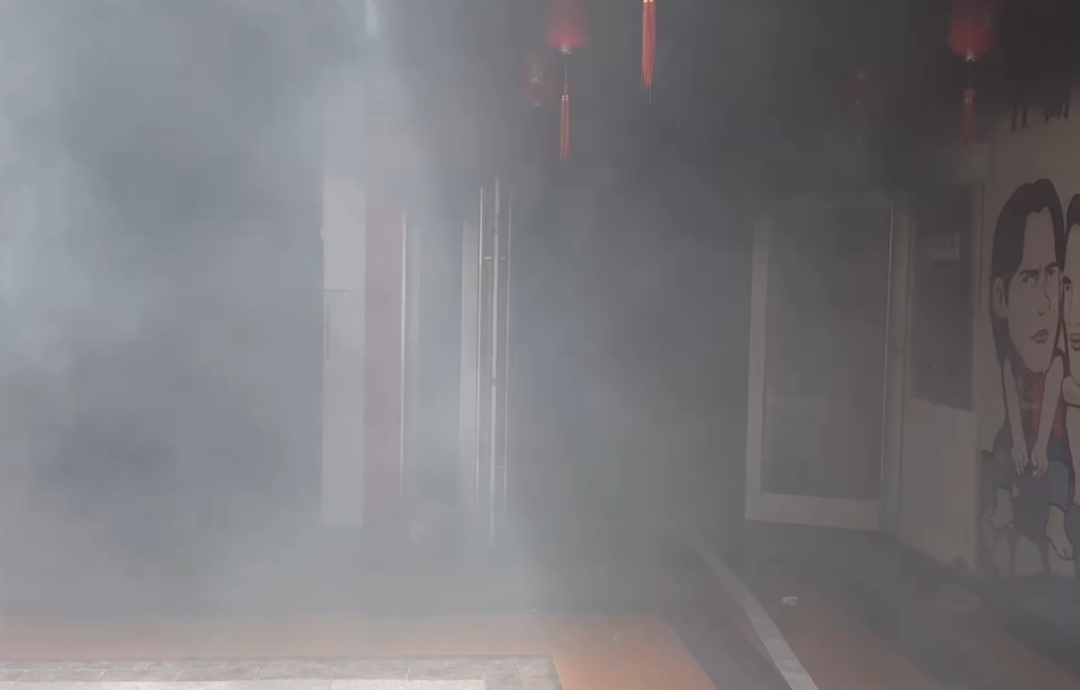 西安一餐饮店油锅起火引燃天花板......浓烟滚滚！-第1张图片