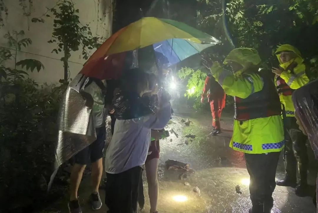 西安消防紧急救援......突降暴雨多人被困-第4张图片