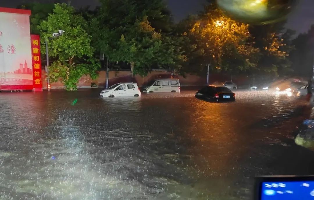 西安消防紧急救援......突降暴雨多人被困-第3张图片