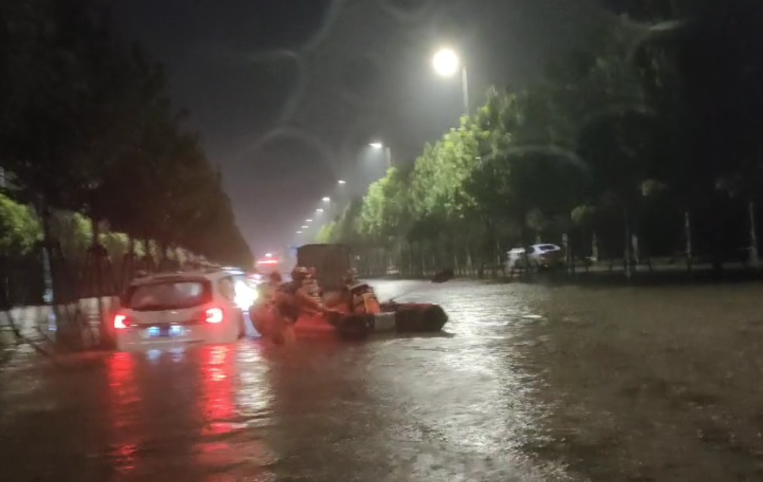 西安消防紧急救援......突降暴雨多人被困-第5张图片