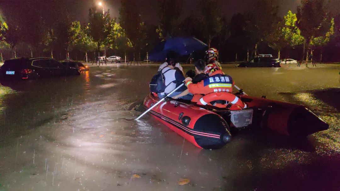 西安消防紧急救援......突降暴雨多人被困-第7张图片