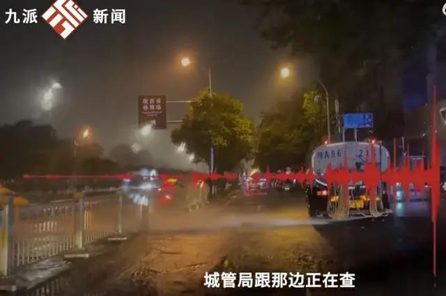 西安洒水车下雨天作业被质疑浪费！-第2张图片