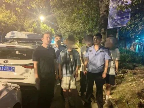 民警一路狂飙……西安一少年酒后爬上楼顶欲轻生，情绪极不稳定！-第1张图片