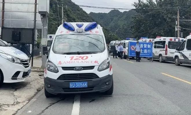 2人死亡、16人失联​！西安秦岭突发山洪泥石流，道路塌方桥梁冲毁-第4张图片