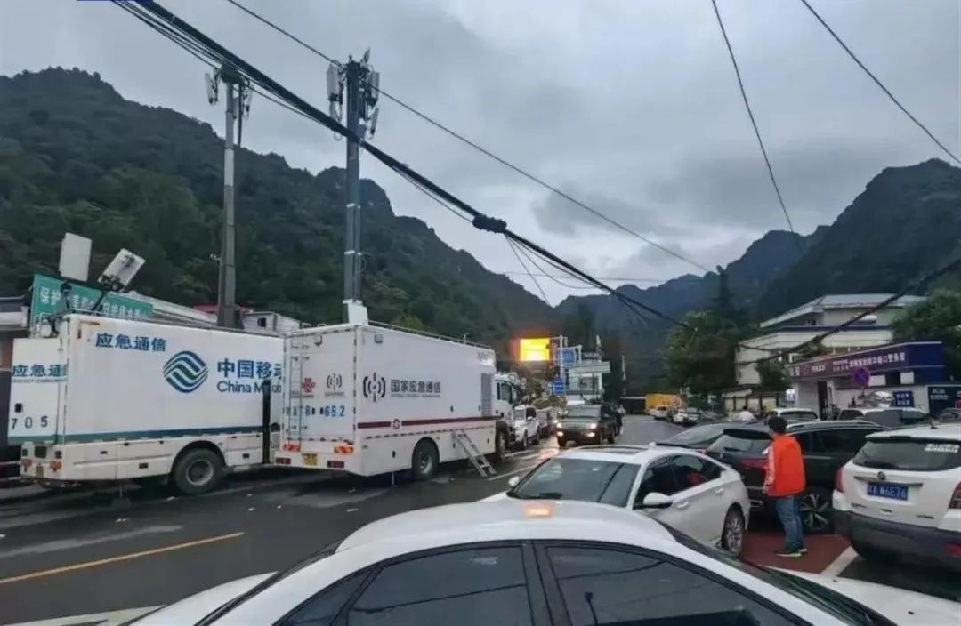 2人死亡、16人失联​！西安秦岭突发山洪泥石流，道路塌方桥梁冲毁-第5张图片