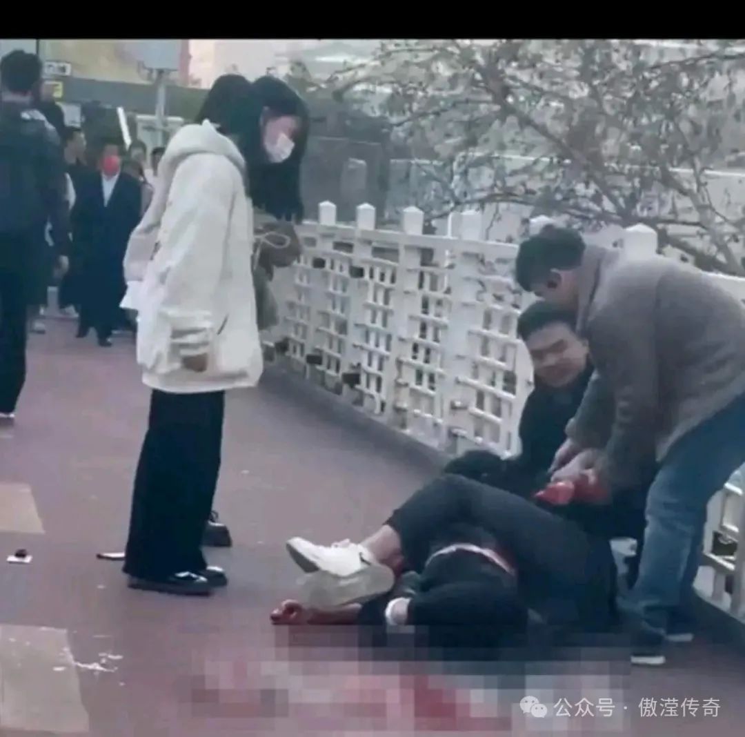 通报：捅人者17岁！西安小寨天桥发生持刀捅人事件！-第1张图片