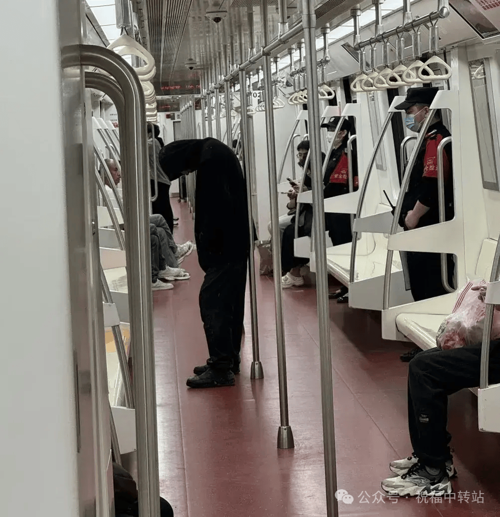 “我有一个帽衫”，流浪者身份引发城市关怀之问！西安地铁的“黑衣幽灵”-第2张图片