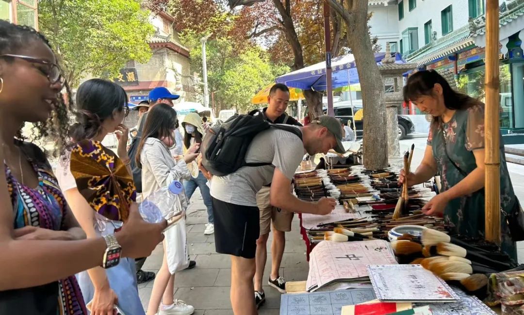 除了游客，还有说正宗陕西话被美食困住的网红！西安夜晚娱乐夜市-第7张图片