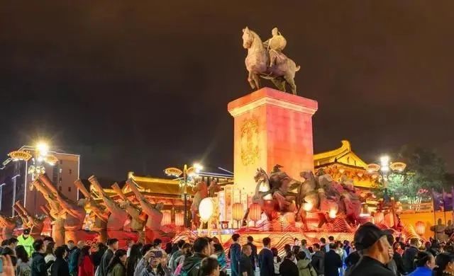 除了游客，还有说正宗陕西话被美食困住的网红！西安夜晚娱乐夜市-第12张图片