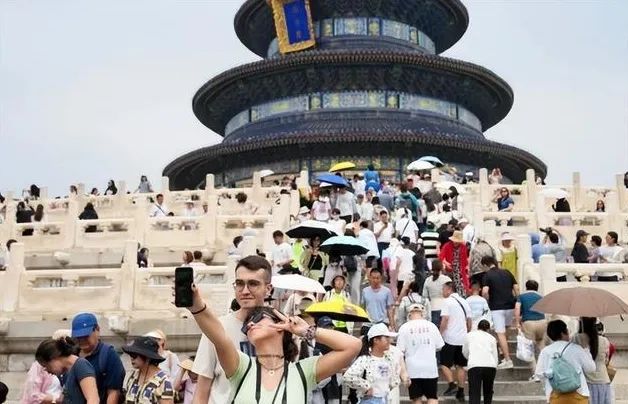 吃美食喝茅台，回国后却傻眼了！对外免签，大量美国游客涌入西安旅游-第12张图片