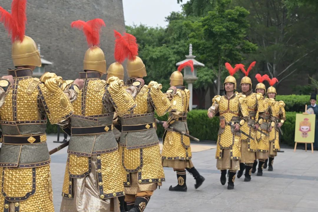 西安旅游：西安城墙国庆氛围别样浓！遍地“中国红” ！-第8张图片