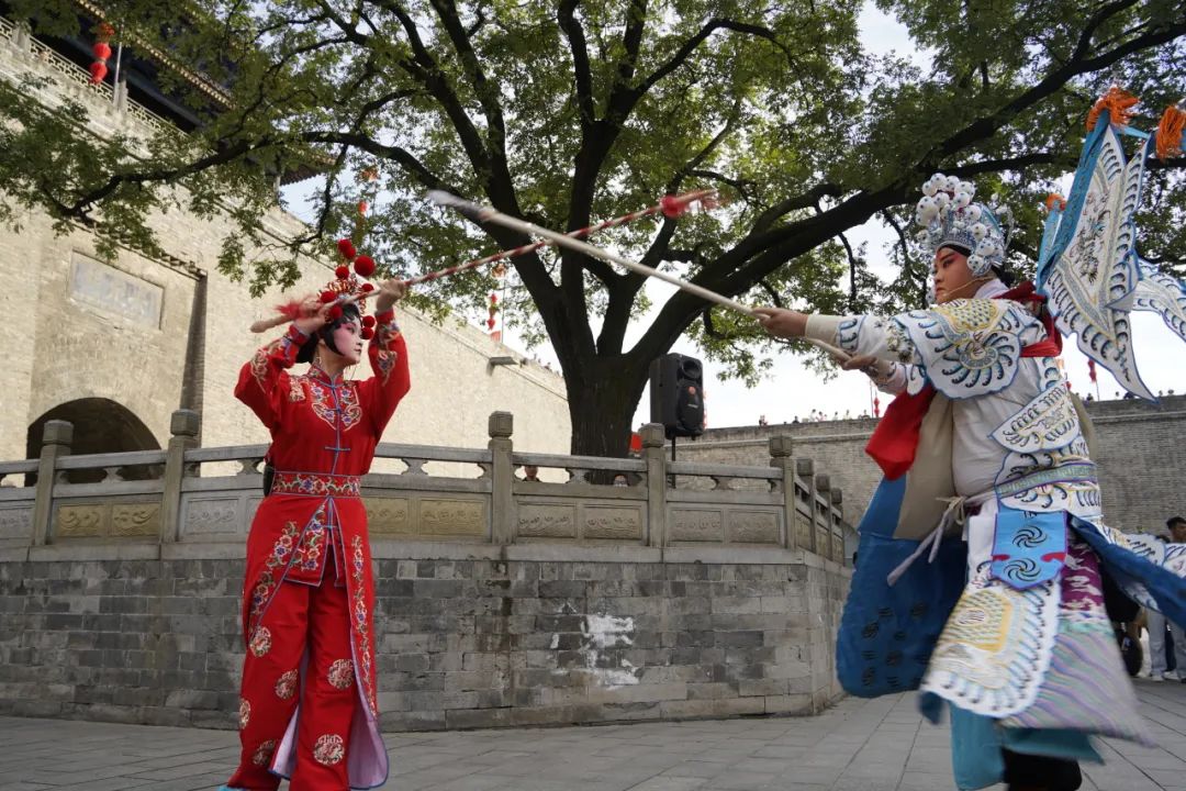 西安旅游：西安城墙国庆氛围别样浓！遍地“中国红” ！-第22张图片