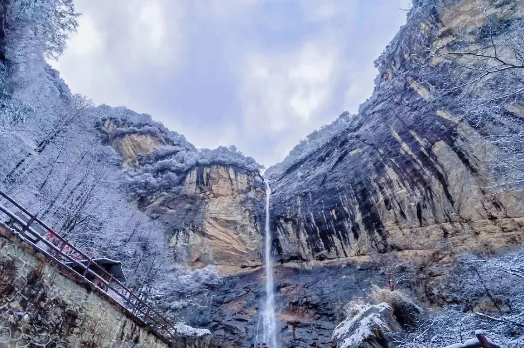 西安这里半山彩林半山雪！惊艳上线！西安冬季旅游风景-第4张图片