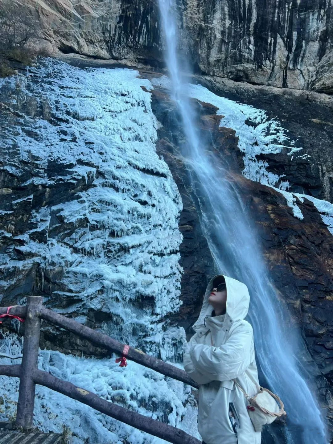 西安这里半山彩林半山雪！惊艳上线！西安冬季旅游风景-第7张图片