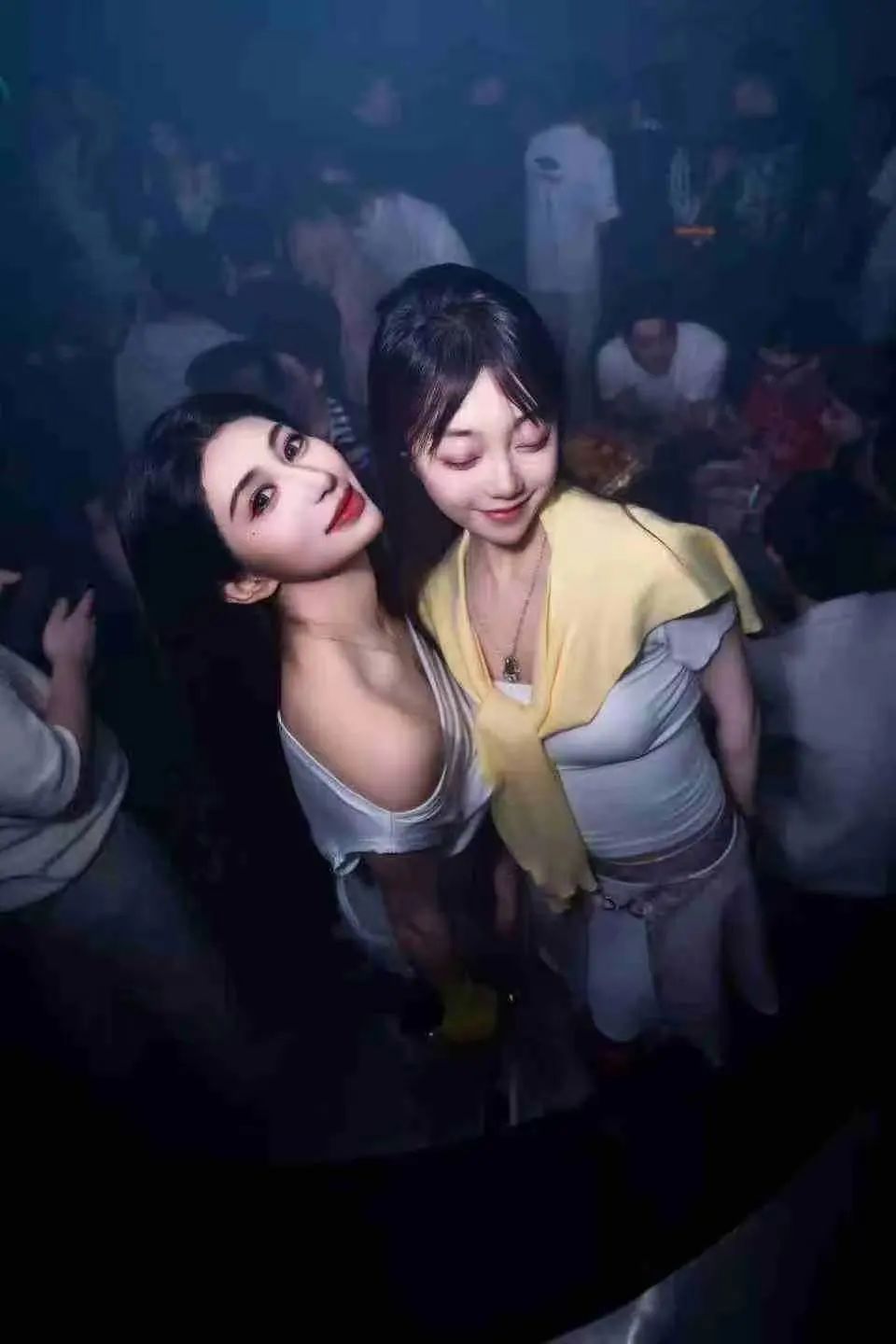 西安小厅中的天花板,西安娱乐会所不论是喝酒还蹦迪全都有 第2张